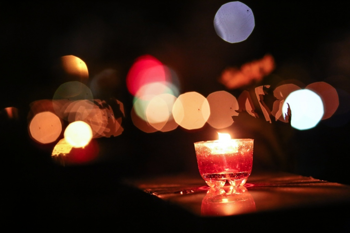 Hà Nội vận động người dân tắt đèn, thắp nến tưởng niệm người mất vì COVID-19 - 1