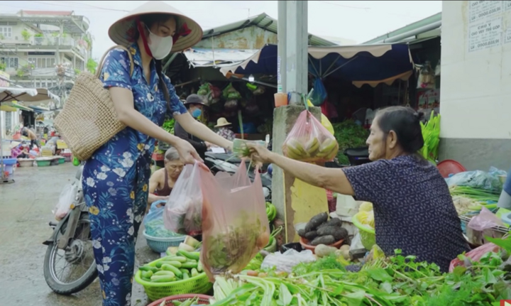 Sao Việt bị chụp trộm khi đi chợ: Thủy Tiên giản dị, Ngọc Trinh gây 'vỡ mộng' - 3