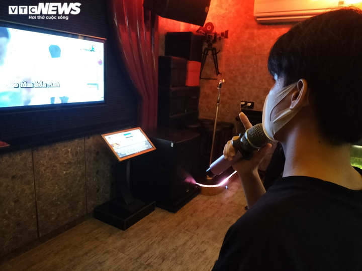 Sau một ngày mở cửa, quán bar, karaoke ở TP.HCM lại phải đóng cửa - 1