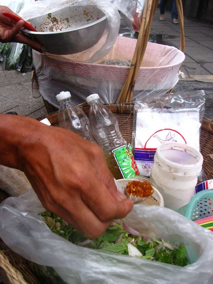 Món gỏi Thái có cả trăm con tép 'nhảy múa' trong miệng khi ăn, bạn có dám thử? - 3