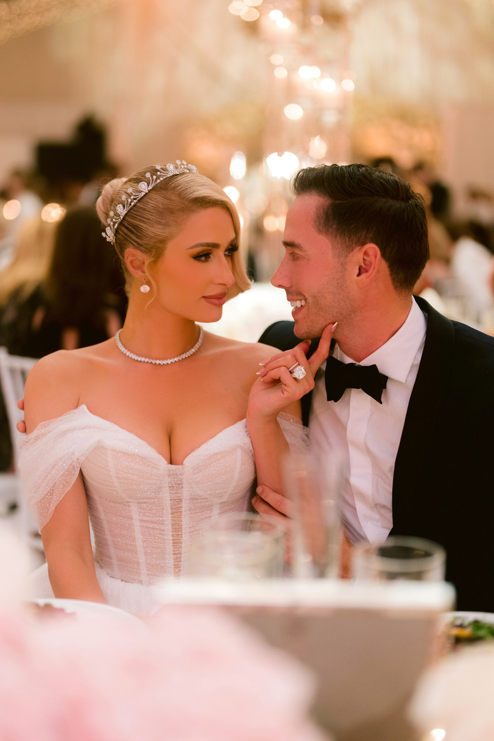 Những chiếc váy cưới xa hoa và tuyệt mỹ của Paris Hilton - 6