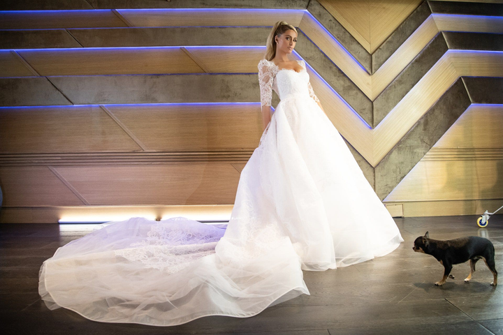 Những chiếc váy cưới xa hoa và tuyệt mỹ của Paris Hilton - 17