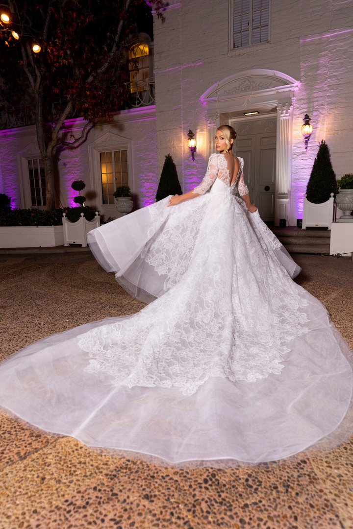 Những chiếc váy cưới xa hoa và tuyệt mỹ của Paris Hilton - 18