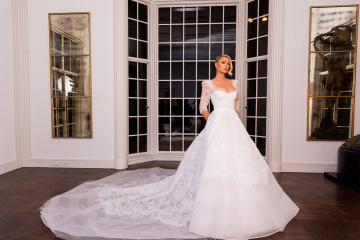 Những chiếc váy cưới xa hoa và tuyệt mỹ của Paris Hilton - 16