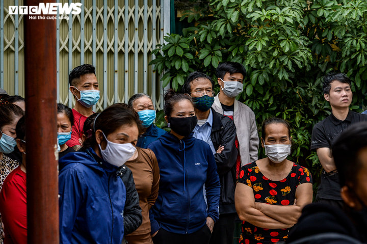 Hà Nội: Cháy kho chứa điều hòa trong chợ Kim Lũ, tiểu thương bê đồ tháo chạy - 5