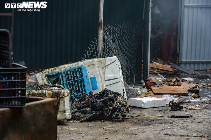 Hà Nội: Cháy kho chứa điều hòa trong chợ Kim Lũ, tiểu thương bê đồ tháo chạy - 9