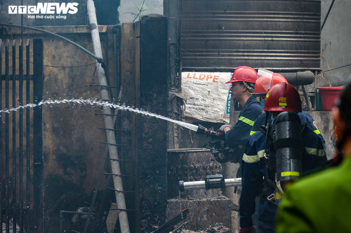 Hà Nội: Cháy kho chứa điều hòa trong chợ Kim Lũ, tiểu thương bê đồ tháo chạy - 7