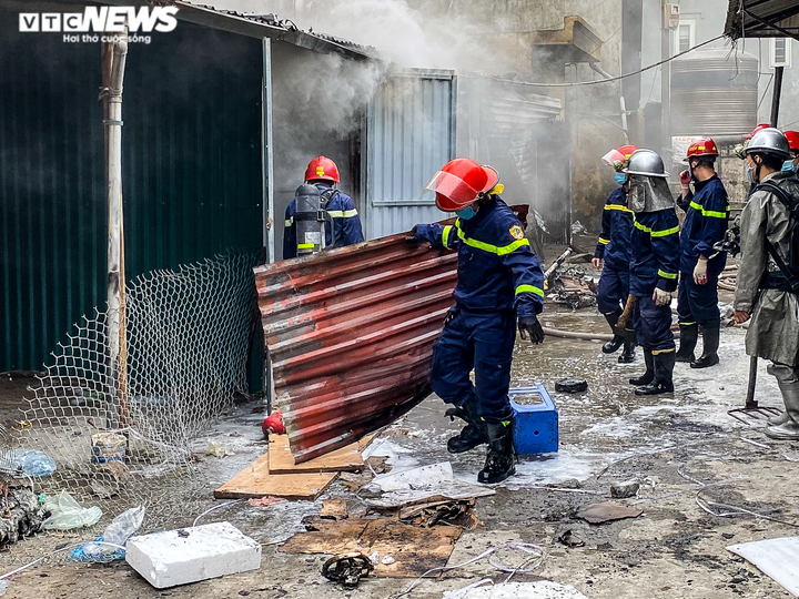 Hà Nội: Cháy kho chứa điều hòa trong chợ Kim Lũ, tiểu thương bê đồ tháo chạy - 4