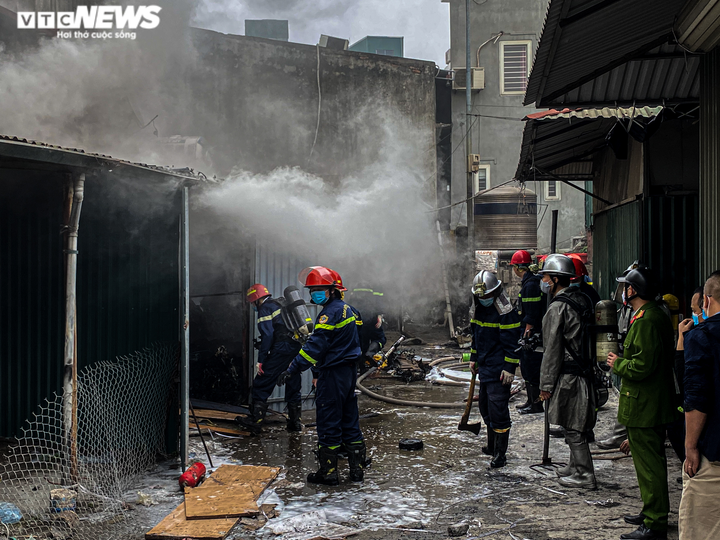 Hà Nội: Cháy kho chứa điều hòa trong chợ Kim Lũ, tiểu thương bê đồ tháo chạy - 3