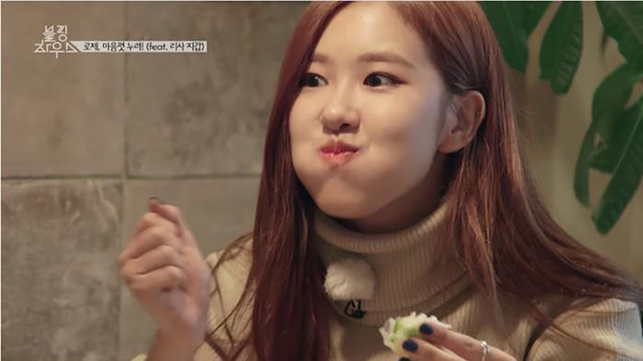 Sao Hàn mê món Việt: Somi ăn phở phải có rau thơm, Rosé phát khóc vì gỏi cuốn - 4