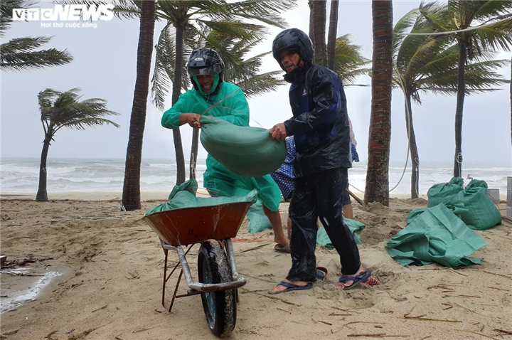 Thời tiết ngày 19/11: Miền Trung vẫn chưa ngớt mưa, Nam Bộ đề phòng dông lốc - 1