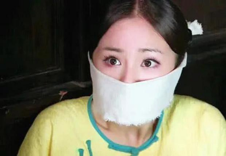Hạt sạn lớn về hóa trang ở phim 'Phố trong làng' - 3