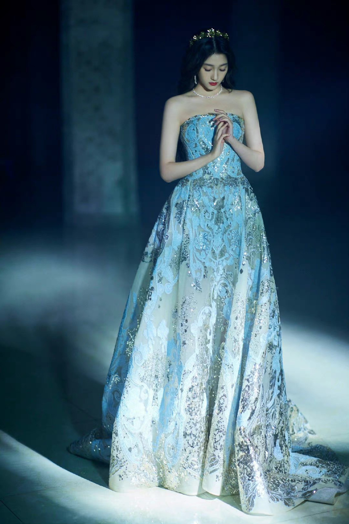 Dàn sao đình đám Trung Quốc xuất hiện như nữ thần tại đêm hội cuối năm - 18