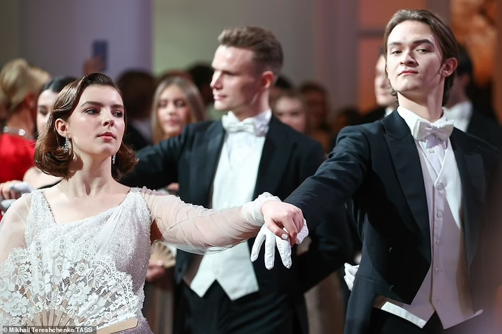 Ảnh: Dạ tiệc trưởng thành của con gái các gia tộc giàu nhất nước Nga - 11