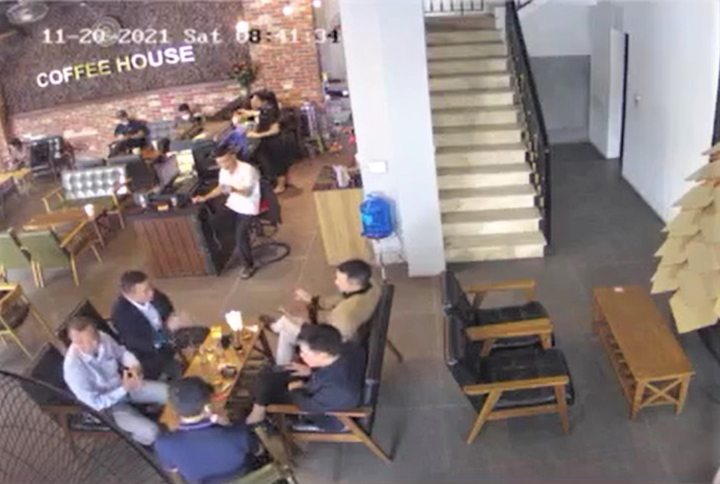 Khoảnh khắc kẻ lạ mặt bắn giám đốc công ty bất động sản tại quán cà phê - 2