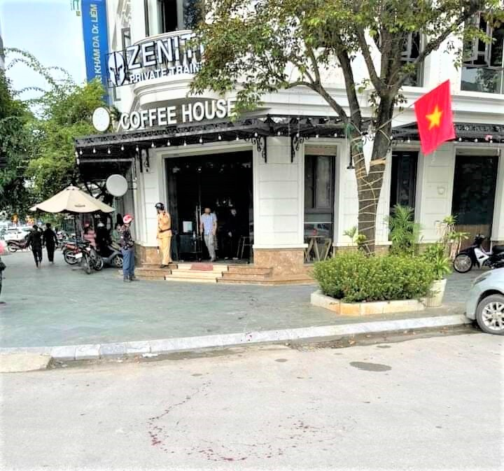 Khoảnh khắc kẻ lạ mặt bắn giám đốc công ty bất động sản tại quán cà phê - 1