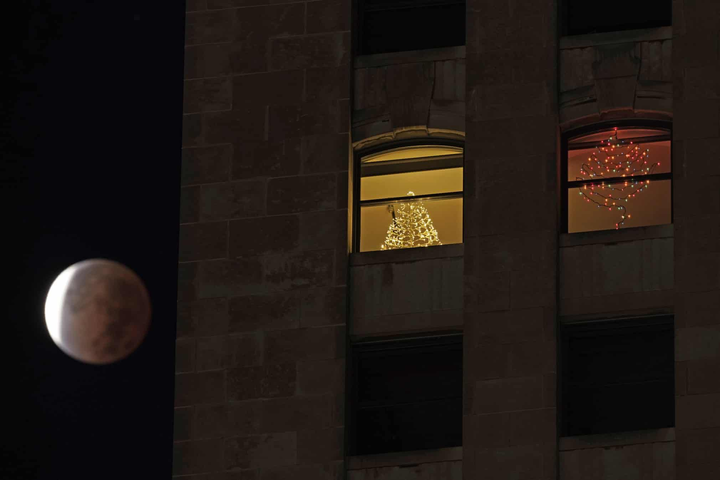 Những bức ảnh tuyệt đẹp về nguyệt thực một phần dài nhất 6 thế kỷ - 10