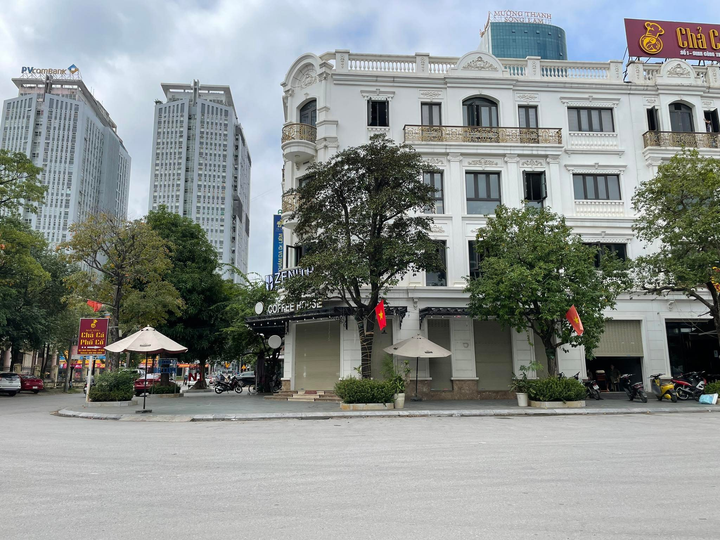 Khoảnh khắc kẻ lạ mặt bắn giám đốc công ty bất động sản tại quán cà phê - 9