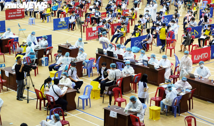 Đà Nẵng tiêm vaccine ngừa COVID-19 cho gần 35.000 học sinh lớp 8 và 9 - 2