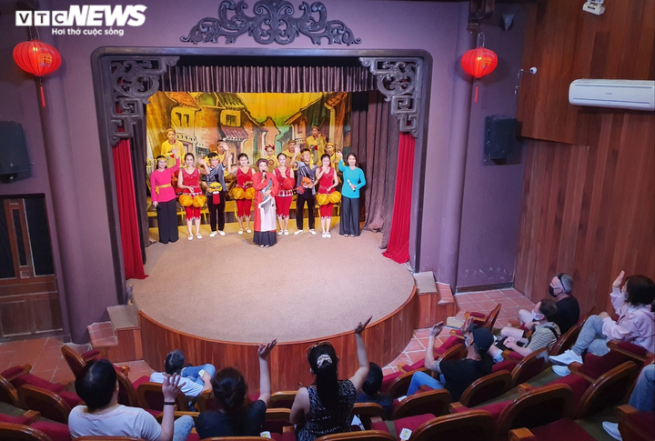 Ảnh: Phố cổ Hội An đón đoàn khách quốc tế đầu tiên sau 2 năm - 8