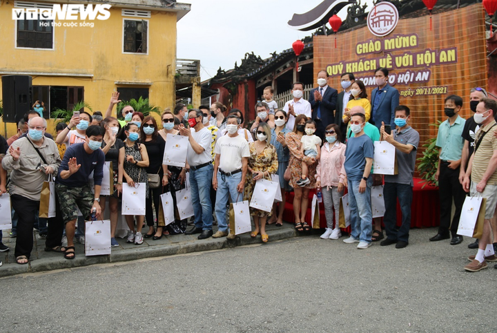 Ảnh: Phố cổ Hội An đón đoàn khách quốc tế đầu tiên sau 2 năm - 5