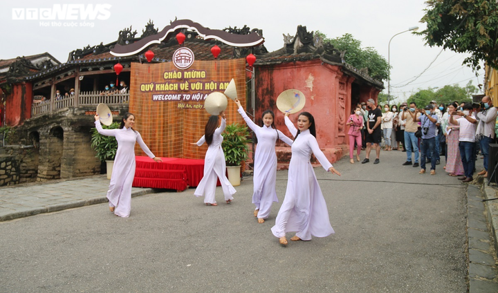 Ảnh: Phố cổ Hội An đón đoàn khách quốc tế đầu tiên sau 2 năm - 3