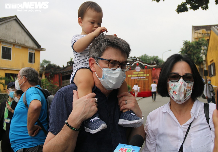 Ảnh: Phố cổ Hội An đón đoàn khách quốc tế đầu tiên sau 2 năm - 6