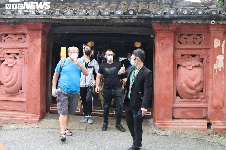 Ảnh: Phố cổ Hội An đón đoàn khách quốc tế đầu tiên sau 2 năm - 7