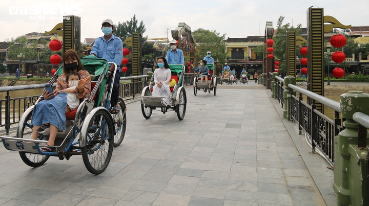 Ảnh: Phố cổ Hội An đón đoàn khách quốc tế đầu tiên sau 2 năm - 10