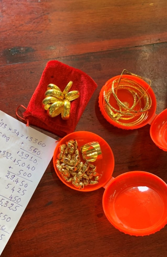 Mua vàng bằng tiền âm phủ rồi cướp bỏ chạy - 2