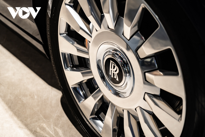 Có gì đặc biệt trong showroom đầu tiên của Rolls-Royce tại TP.HCM? - 6