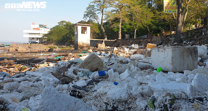 Choáng với hình ảnh rác thải bủa vây bãi biển Đồ Sơn - 6