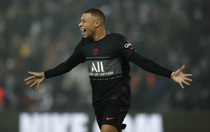 Messi ghi bàn đầu tiên ở Ligue 1 - 1