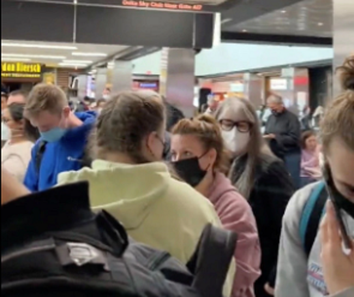 Nổ súng tại sân bay ở Mỹ, hành khách hoảng loạn chạy tràn lên đường băng - 1