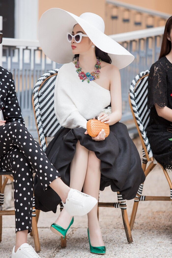 Muôn vàn lý do đi trễ của sao Việt: Hương Giang vòng vo, Nhã Phương mau nước mắt - 2