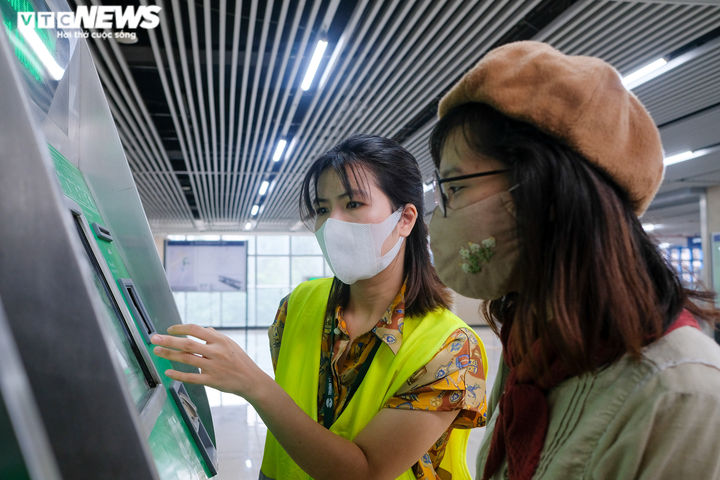 Những hành khách đầu tiên mua vé trong ngày tàu Cát Linh - Hà Đông chạy thu phí - 2