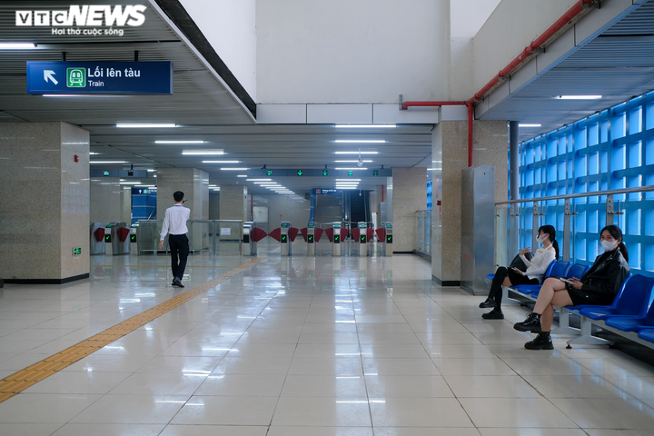Những hành khách đầu tiên mua vé trong ngày tàu Cát Linh - Hà Đông chạy thu phí - 12