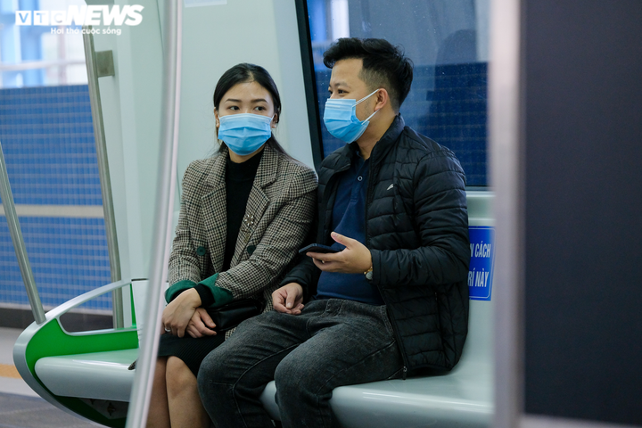 Những hành khách đầu tiên mua vé trong ngày tàu Cát Linh - Hà Đông chạy thu phí - 8