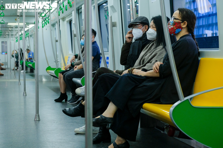 Những hành khách đầu tiên mua vé trong ngày tàu Cát Linh - Hà Đông chạy thu phí - 10