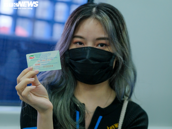 Những hành khách đầu tiên mua vé trong ngày tàu Cát Linh - Hà Đông chạy thu phí - 4