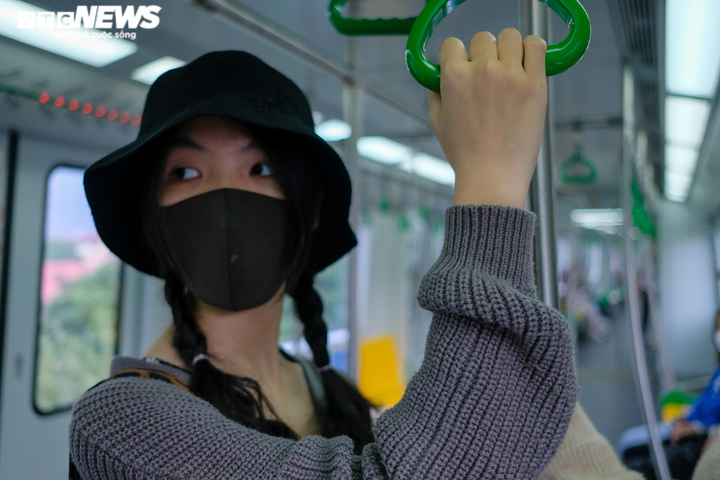 Những hành khách đầu tiên mua vé trong ngày tàu Cát Linh - Hà Đông chạy thu phí - 9