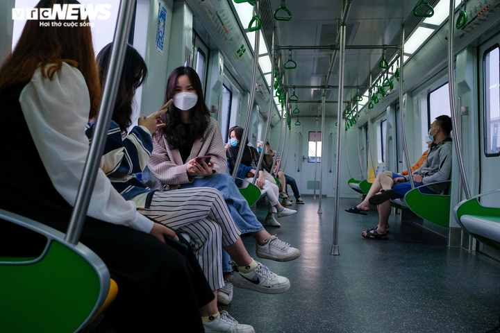 Những hành khách đầu tiên mua vé trong ngày tàu Cát Linh - Hà Đông chạy thu phí - 5