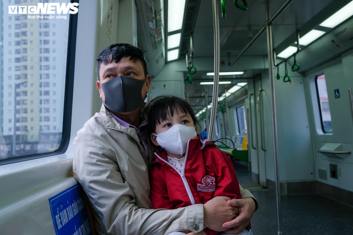 Những hành khách đầu tiên mua vé trong ngày tàu Cát Linh - Hà Đông chạy thu phí - 6