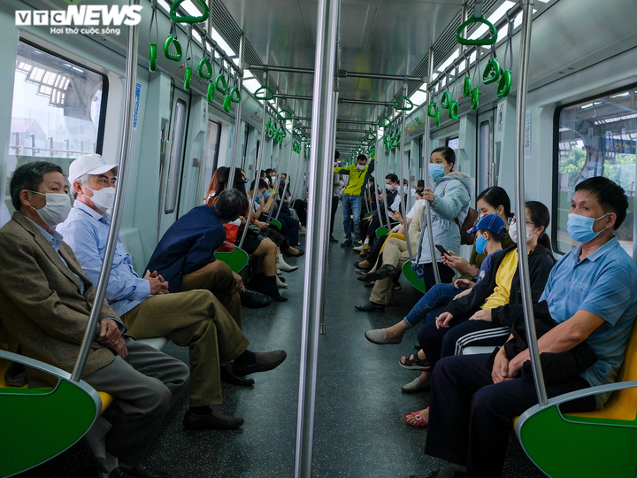 Những hành khách đầu tiên mua vé trong ngày tàu Cát Linh - Hà Đông chạy thu phí - 7