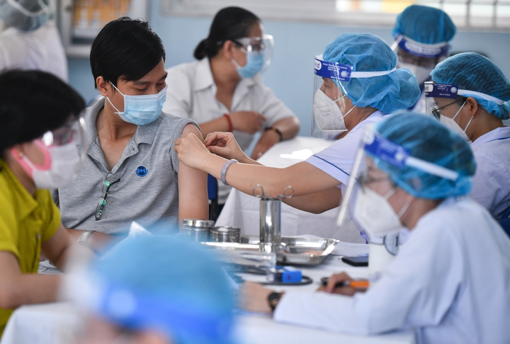 Hà Nội phân bổ hơn 100.000 liều vaccine AstraZeneca tiêm phủ mũi 2 cho toàn dân - 1