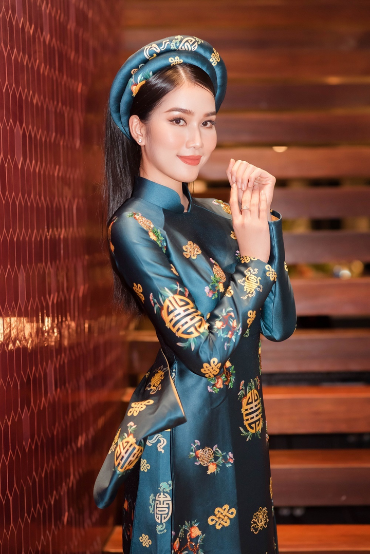 Tiểu Vy 'kín cổng cao tường', Đỗ Mỹ Linh khoe vai trần nuột nà trên thảm đỏ - 11