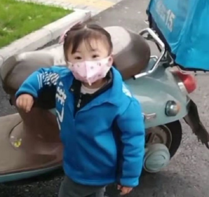 Bé gái ngồi trong hộp giao hàng cùng bố mưu sinh khiến dân mạng thương cảm - 2