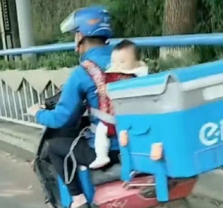 Bé gái ngồi trong hộp giao hàng cùng bố mưu sinh khiến dân mạng thương cảm - 3