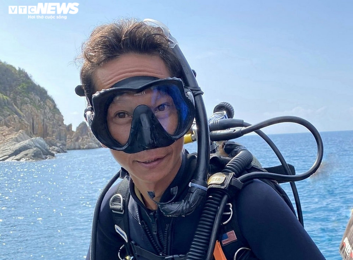 Huấn luyện viên lặn biển dành cả thanh xuân để nhặt rác ở đáy đại dương - 1