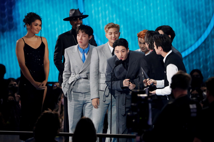 Ảnh không photoshop 'bóc' nhan sắc BTS: Đẹp trai cỡ nào mà gây bão mạng xã hội? - 3